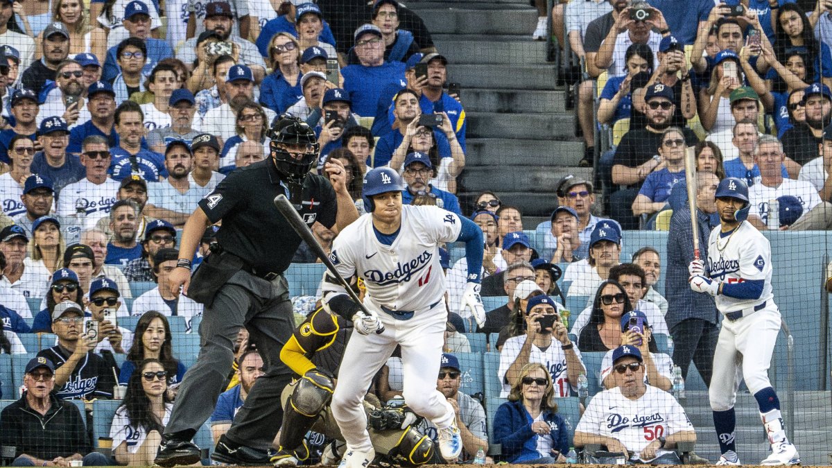 Ohtani corre durante un partido tras batear un lanzamiento.