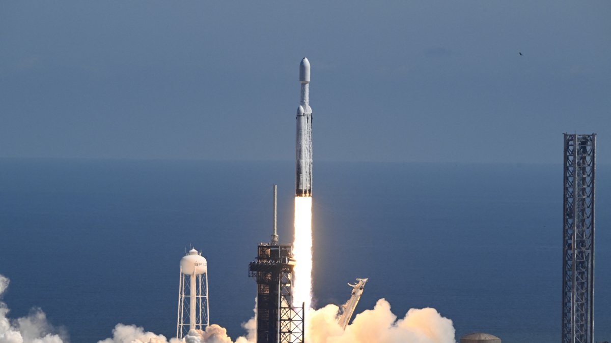 NASA: Un cohete Falcon Heavy de SpaceX con la nave espacial Europa Clipper a bordo despega del Complejo de Lanzamiento 39A del Centro Espacial Kennedy de la NASA en Cabo Cañaveral el 14 de octubre de 2024.