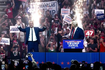 Trump sube a RFK Jr. al escenario en Arizona