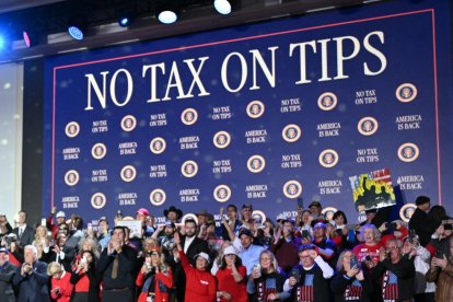 Un cartel sobre la eliminación de impuestos a las tarifas durante un acto de Trump en Nevada