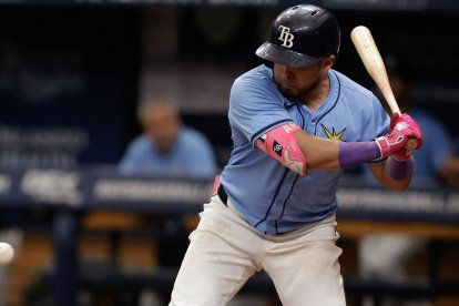 Jonathan Aranda bateando para los Rays de Tampa Bay