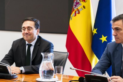 Spanish Foreign Minister José Manuel Albares and Pedro Sánchez