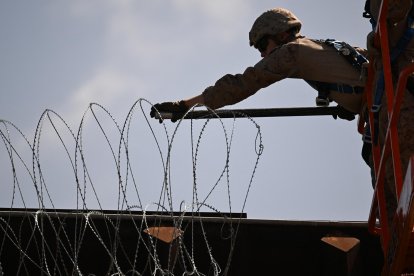 Personal militar estadounidense instala alambre a lo largo de la frontera entre EEUU y México