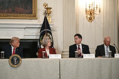 Trump en la Casa Blanca con el CEO de Dell, Michael Dell, y otros directivos