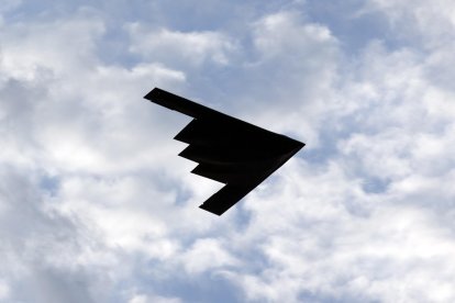 (ARCHIVOS) Un bombardero furtivo B-2