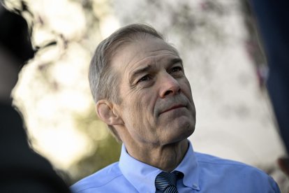 El representante republicano Jim Jordan habla con los reporteros
