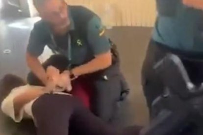 Un policía español detiene a una mujer en Valencia