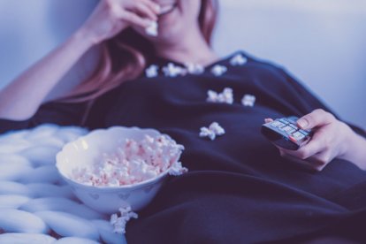 Mujer viendo la televisión.