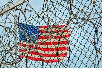 Bandera de Estados Unidos vista desde el otro lado de la frontera.