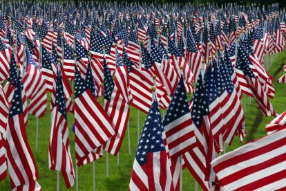 Banderas de Estados Unidos en un cementerio