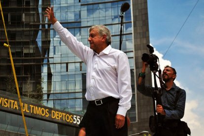 AMLO saluda al público en un acto de campaña