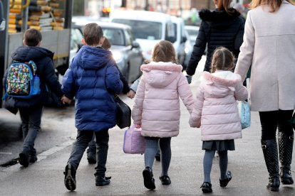 Unos niños acuden al colegio / Cordon Press.