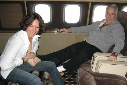 Jeffrey Epstein y Ghislaine Maxwell en un avión privado.