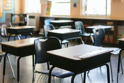 Asientos en un salón de clases.