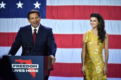 Ron DeSantis junto a su esposa, Casey DeSantis.