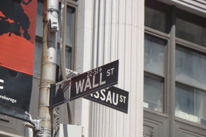 La confluencia de Wall Street y Nassau, en Nueva York, donde se encuentra el NYSE. Foto: