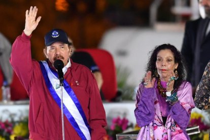 El presidente de Nicaragua, Daniel Ortega, junto con su mujer, Rosario Murillo, en la ceremonia de investidura de un nuevo mandato presidencial en Managua el 10 de febrero de 2022 (foto de archivo).