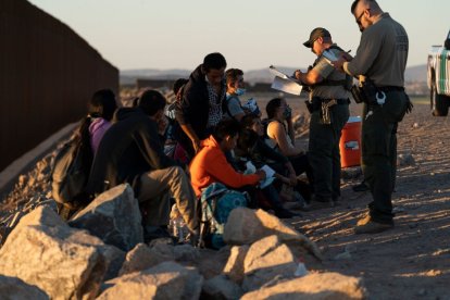 Agentes de la CBP junto a un grupo de inmigrantes en la frontera.