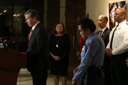 Roy Cooper, gobernador de Carolina del Norte, en una comparecencia sobre la matanza de Raleigh. Cordon Press.