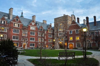 Fotografía del edificio Calhoun Collage, de la Universidad de Yale tomada el 17 de abril de 2015 por Namkota y subida a Wikimedia