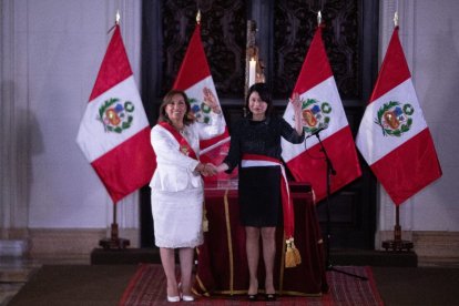 Dina Boluarte y Ana Cecilia Gervasi Diaz.