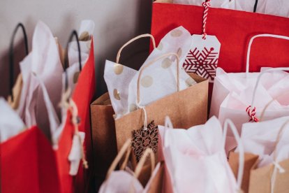 Imagen de bolsas navideñas de compras subida a Pexels y de dominio público el 10 de julio de 2018.