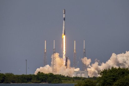 Nave espacial de SpaceX despegando.