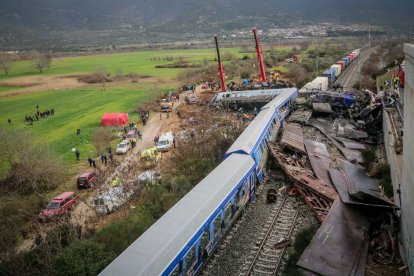 1 de marzo de 2023, Larisa, Grecia: Bomberos y rescatistas operan tras una colisión en Tempe, a unos 376 kilómetros al norte de Atenas, cerca de la ciudad de Larisa, Grecia, . Un tren que transportaba a cientos de pasajeros ha colisionado con un tren de mercancías que circulaba en sentido contrario en el norte de Grecia, matando e hiriendo a decenas de pasajeros.