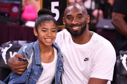 Kobe Bryant y su hija Gianna, víctimas de un accidente de helicóptero el 26 de enero de 2020. Imagen de archivo.