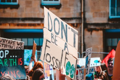 Manifestantes reclaman políticas contra el cambio climático.