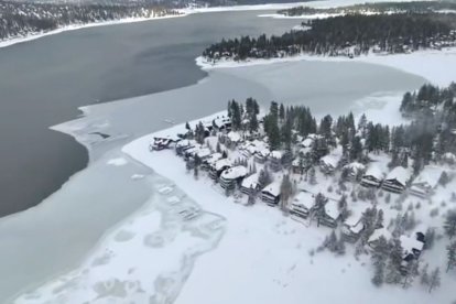 Video de San Bernardino County, realizado el 1 de marzo de 2023, mostrando la localidad nevada tras el paso de la masiva tormenta invernal.