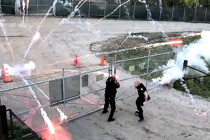 Momento en el que agentes de la Policía de Atlanta son atacados por manifestantes violentos en el nuevo campo de entrenamiento.