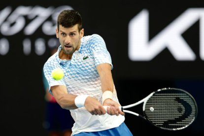 Novak Djokovic, golpeando la pelota de revés durante un torneo en 2022 (imagen de arhcivo).