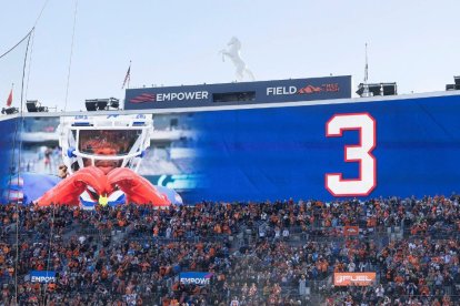 Homenaje a Damar Hamlin en un estadio de Denver, Colorado