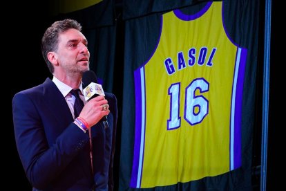 El 16 de Pau Gasol ya luce sobre las paredes del Staples Center de Los Ángeles. Imagen de archivo.