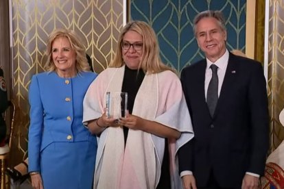 Jill Biden Y Anthony Blinken entregan el Premio Internacional a las Mujeres de Coraje al trans Alba Rueda en la Casa Blanca.