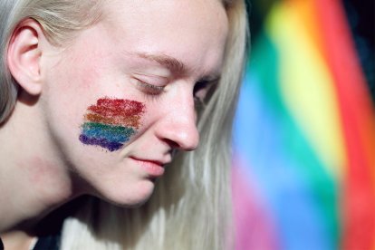 Una mujer apoya al colectivo LGBT durante una concentración.