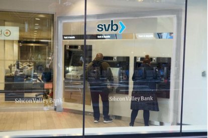 Varios clientes sacan dinero de un cajero de Silicon Valley Bank.