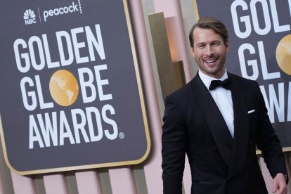 Imagen de Glen Powell en su llegada a la alfombra roja de la 80ª edición de los Globos de Oro celebrada el martes 10 de enero de 2023.