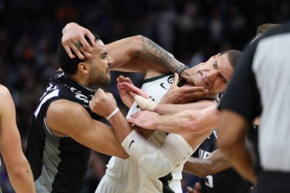 El pívot de los Sacramento Kings Trey Lyles (41) se enfrenta al pívot de los Milwaukee Bucks Brook Lopez (11) durante el último cuarto en el Golden 1 Center.