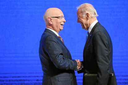 El presidente ejecutivo del Foro Económico Mundial, Klaus Schwab, estrecha la mano del presidente de EEUU, Joe Biden.