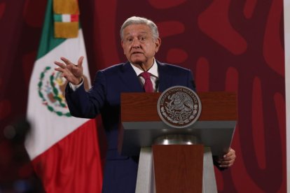 El presidente de México Andrés Manuel López Obrador gesticula durante una conferencia en Palacio Nacional.