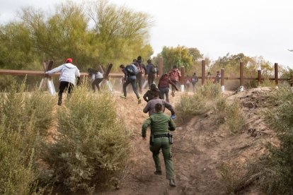 Un grupo de inmigrantes ilegales huye de un agente de la Patrulla Fronteriza. Imagen de archivo.