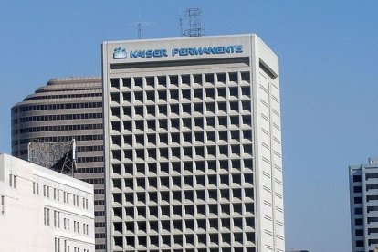 Un edificio de oficinas con el logotipo de Kaiser Permanente