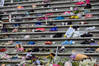 Una performance en las calle de Vancouver que consiste en dejar zapatos de niño en la vía pública para conmemorar a los niños indios.