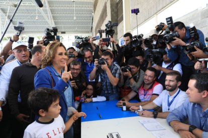 Sandra Torres, candidata de UNE, acude a votar en las elecciones de Guatemala.