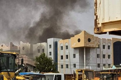 Humo detrás de un edificio la ciudad de Al Fasher, en Darfur del Norte, tras los enfrentamientos entre el ejército sudanés y la milicia RSF.