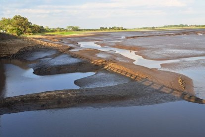 Sequía en Uruguay, presa de Canelón Grande.