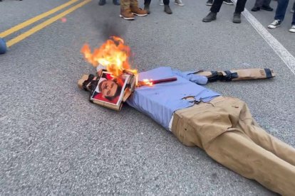 Un muñeco de Michael Knowles es quemado en una manifestación Antifa.