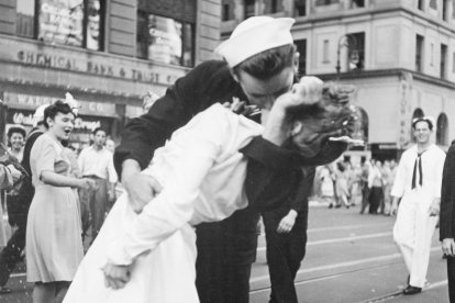 El beso entre el marinero y la enfermera que dio fin a la guerra.